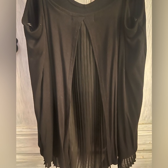 Anthropologie Pebble And Stone Black Layered Pleated Split Back V-Neck Tank - Picture 5 of 6